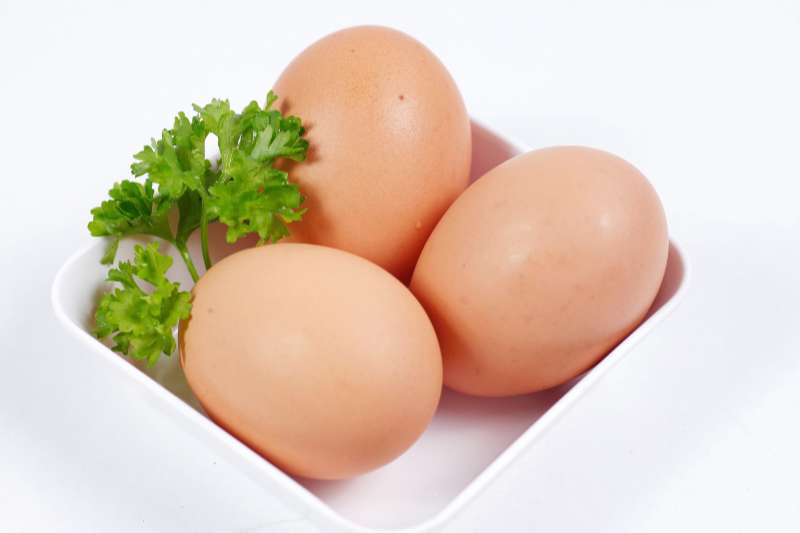 Trứng có thể gây ra tình trạng loang lổ màu tại vết thương khi bị phỏng