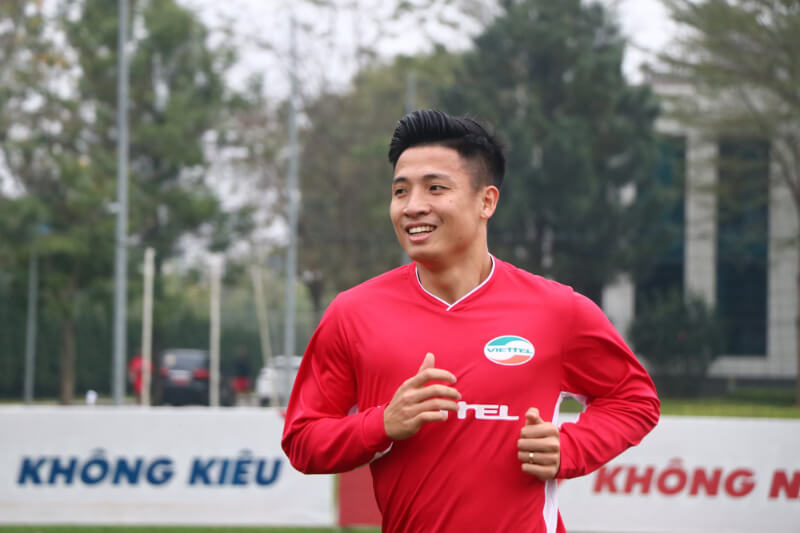 Cầu thủ Bùi Tiến Dũng đang chơi ở vị trí trung vệ cho ĐTQG Việt Nam