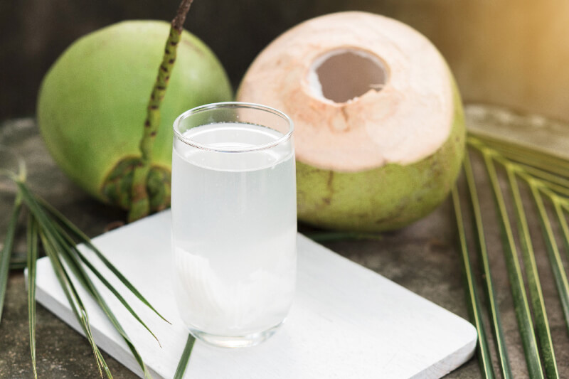 Nước dừa là loại nước bạn có thể uống khi chưa ăn sáng