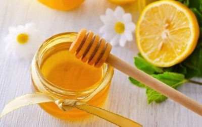Bí quyết massage môi với chanh và mật ong