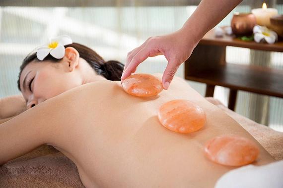Hiểu về phương pháp massage bằng đá muối Himalaya 