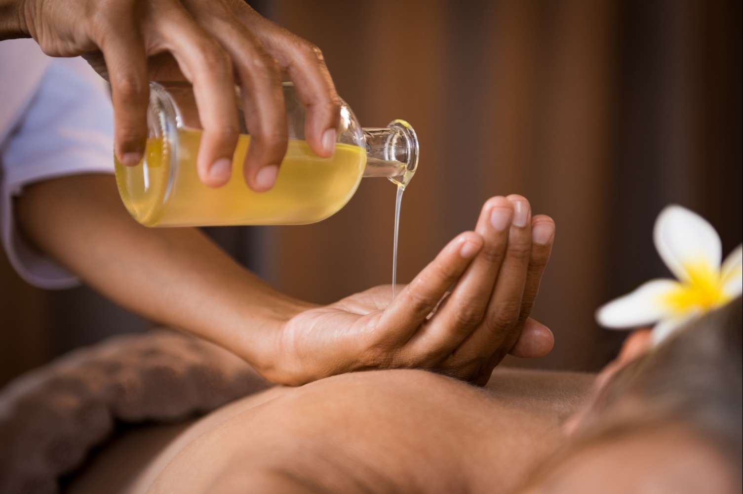 Massage bằng tinh dầu