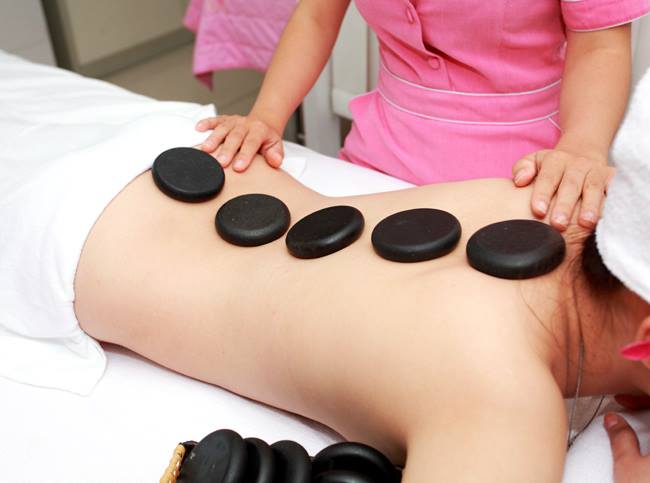 Massage bằng đá nóng giúp phục hồi chấn thương