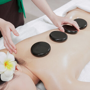 Massage bằng đá nóng giúp tăng cường tuần hoàn máu