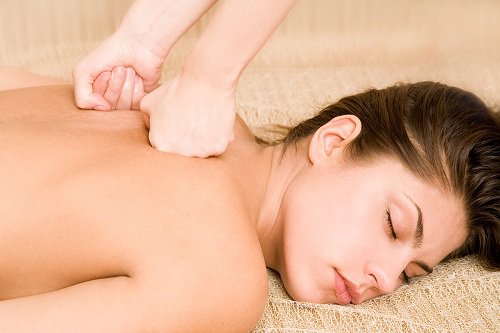 Massage lưng phòng cảm cúm