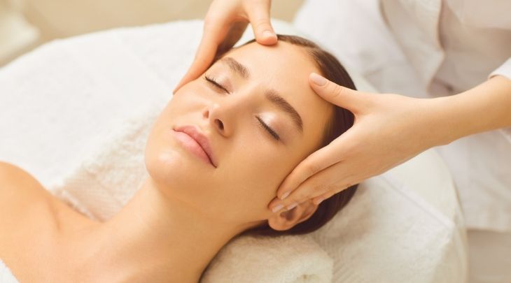 Massage mặt tăng độ ẩm cho mắt