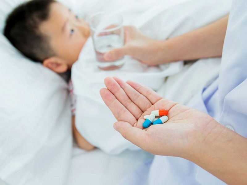 Nếu trẻ sốt cao hãy sử dụng thuốc hạ sốt nhưng cần đúng liều lượng