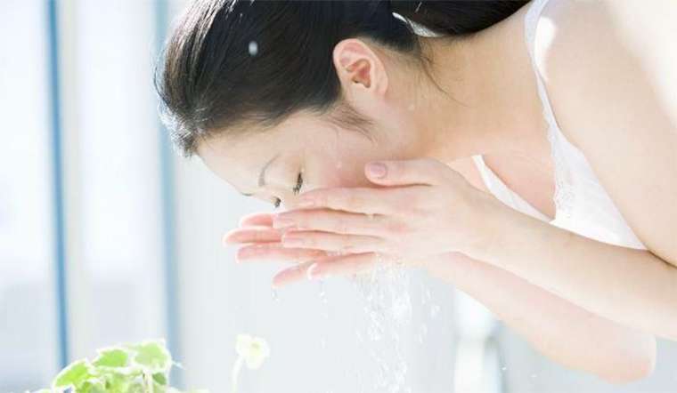 Rửa mặt bằng nước lạnh giúp tinh thần sảng khoái và tỉnh táo