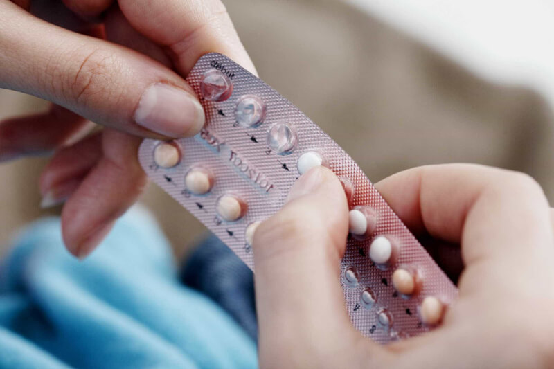 Thuốc tránh thai hàng ngày chứa hormone kiểm soát hoạt động của tử cung và buồng trứng