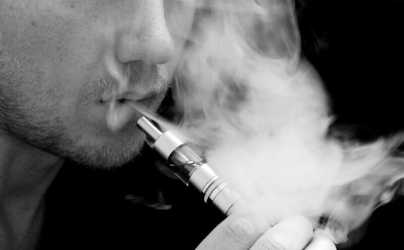 Với những người dùng tinh dầu nicotine trong vape vẫn cận kề những căn bệnh nguy hiểm