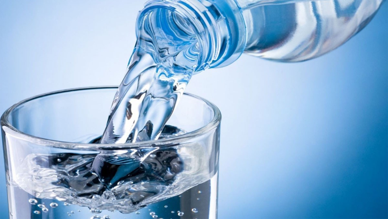 Thay vì dùng những sản phẩm không đảm bảo nguồn gốc, bạn hãy bổ sung đủ nước mỗi ngày 
